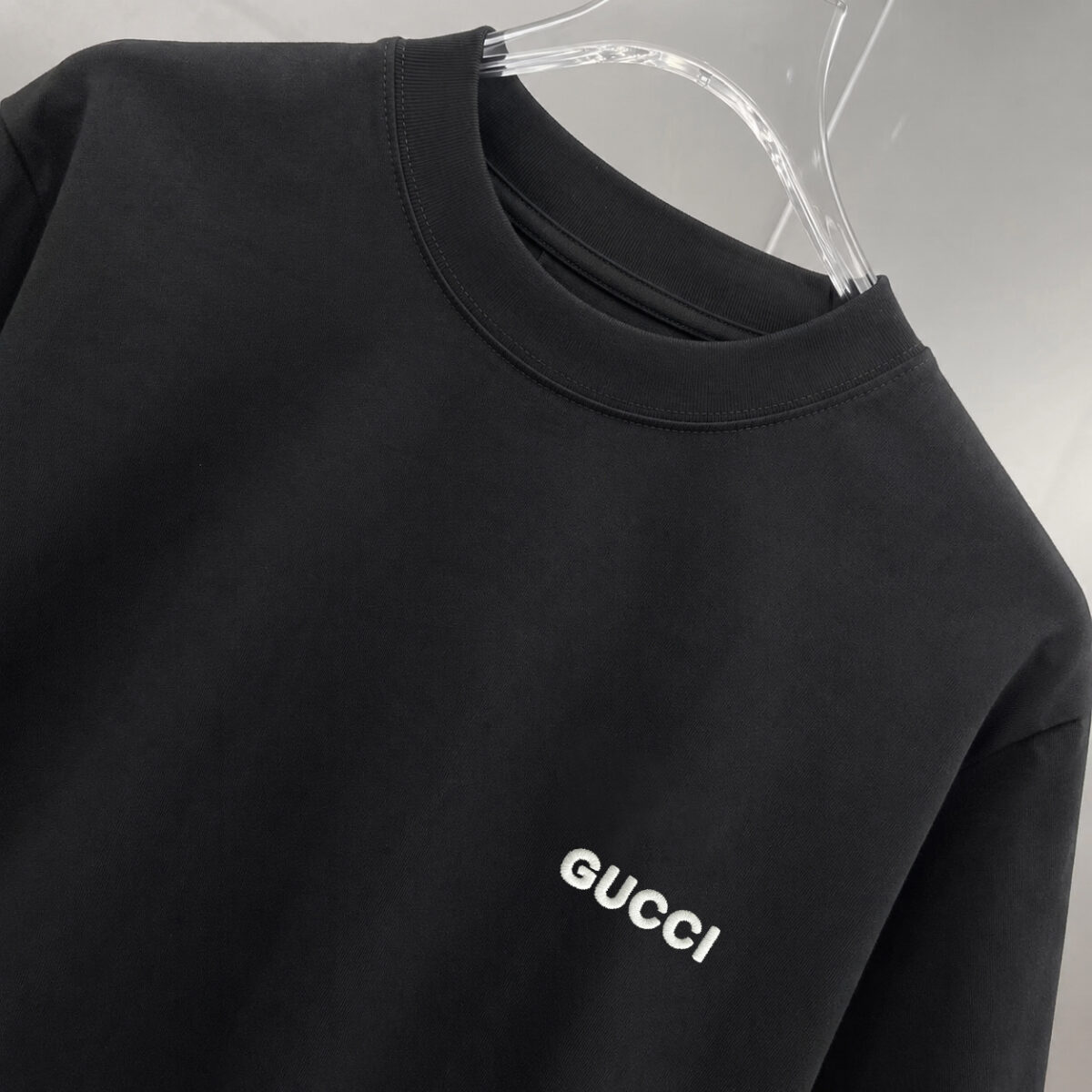 P75 gucc*古奇小logo刺绣 《区别通货面料》双纱纯棉上衣 7a抗菌短袖tee 上身十分舒适，男女同款半袖，落肩宽松版型 颜色: 黑色 白色 咖啡色 尺码：S（90-130斤） M（125-150斤） L（135-165斤） XL（160-190斤） XXL（185-220斤）