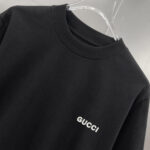P75 gucc*古奇小logo刺绣 《区别通货面料》双纱纯棉上衣 7a抗菌短袖tee 上身十分舒适，男女同款半袖，落肩宽松版型 颜色: 黑色 白色 咖啡色 尺码：S（90-130斤） M（125-150斤） L（135-165斤） XL（160-190斤） XXL（185-220斤）
