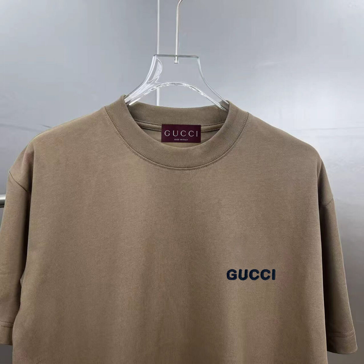 P75 gucc*古奇小logo刺绣 《区别通货面料》双纱纯棉上衣 7a抗菌短袖tee 上身十分舒适，男女同款半袖，落肩宽松版型 颜色: 黑色 白色 咖啡色 尺码：S（90-130斤） M（125-150斤） L（135-165斤） XL（160-190斤） XXL（185-220斤）