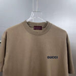 P75 gucc*古奇小logo刺绣 《区别通货面料》双纱纯棉上衣 7a抗菌短袖tee 上身十分舒适，男女同款半袖，落肩宽松版型 颜色: 黑色 白色 咖啡色 尺码：S（90-130斤） M（125-150斤） L（135-165斤） XL（160-190斤） XXL（185-220斤）