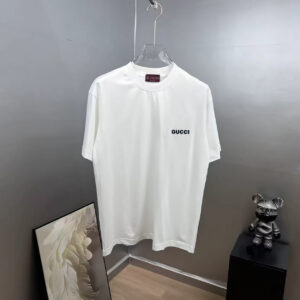 P75 gucc*古奇小logo刺绣 《区别通货面料》双纱纯棉上衣 7a抗菌短袖tee 上身十分舒适，男女同款半袖，落肩宽松版型 颜色: 黑色 白色 咖啡色 尺码：S（90-130斤） M（125-150斤） L（135-165斤） XL（160-190斤） XXL（185-220斤）
