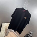 P75 gucc～ 古奇双色logo刺绣 《区别通货面料》7a抗菌短袖tee 负离子上身十分舒适，男女同款半袖，落肩宽松版型 颜色: 黑色 白色 咖啡色 尺码：S（90-130斤） M（125-150斤） L（135-165斤） XL（160-190斤） XXL（185-220斤）