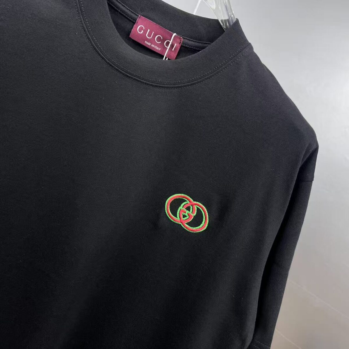 P75 gucc～ 古奇双色logo刺绣 《区别通货面料》7a抗菌短袖tee 负离子上身十分舒适，男女同款半袖，落肩宽松版型 颜色: 黑色 白色 咖啡色 尺码：S（90-130斤） M（125-150斤） L（135-165斤） XL（160-190斤） XXL（185-220斤）