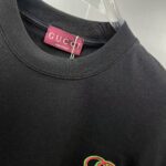P75 gucc～ 古奇双色logo刺绣 《区别通货面料》7a抗菌短袖tee 负离子上身十分舒适，男女同款半袖，落肩宽松版型 颜色: 黑色 白色 咖啡色 尺码：S（90-130斤） M（125-150斤） L（135-165斤） XL（160-190斤） XXL（185-220斤）