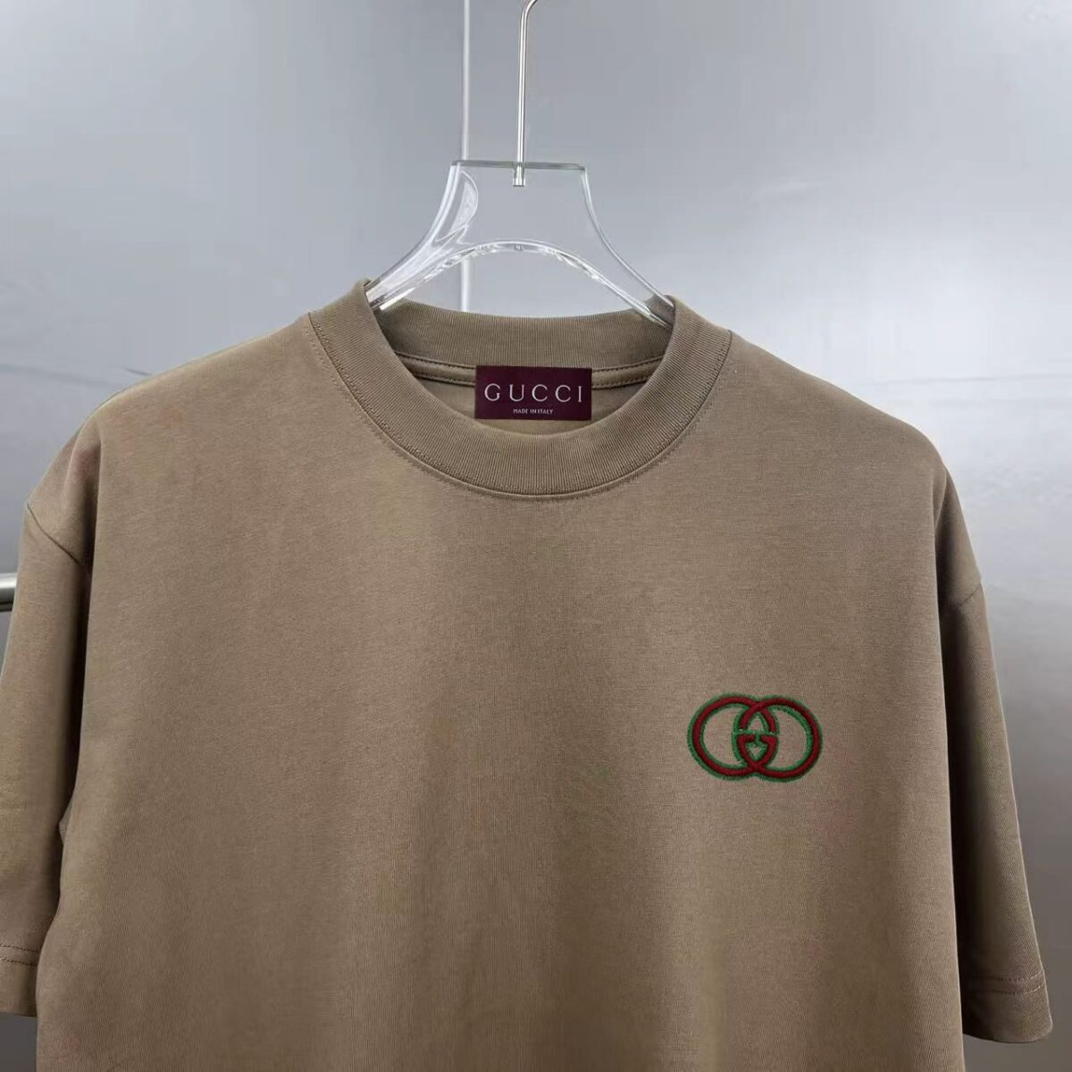 P75 gucc～ 古奇双色logo刺绣 《区别通货面料》7a抗菌短袖tee 负离子上身十分舒适，男女同款半袖，落肩宽松版型 颜色: 黑色 白色 咖啡色 尺码：S（90-130斤） M（125-150斤） L（135-165斤） XL（160-190斤） XXL（185-220斤）