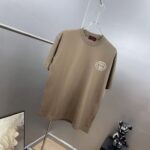 P75 gucc*古奇小logo刺绣 《区别通货面料》双纱纯棉上衣 7a抗菌短袖tee 上身十分舒适，男女同款半袖，落肩宽松版型 颜色: 黑色 白色 咖啡色 尺码：S（90-130斤） M（125-150斤） L（135-165斤） XL（160-190斤） XXL（185-220斤）