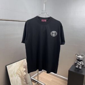 P75 gucc*古奇小logo刺绣 《区别通货面料》双纱纯棉上衣 7a抗菌短袖tee 上身十分舒适，男女同款半袖，落肩宽松版型 颜色: 黑色 白色 咖啡色 尺码：S（90-130斤） M（125-150斤） L（135-165斤） XL（160-190斤） XXL（185-220斤）