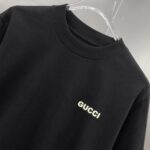 P75 gucc*古奇小logo刺绣 《区别通货面料》双纱纯棉上衣 7a抗菌短袖tee 上身十分舒适，男女同款半袖，落肩宽松版型 颜色: 黑色 白色 咖啡色 尺码：S（90-130斤） M（125-150斤） L（135-165斤） XL（160-190斤） XXL（185-220斤）