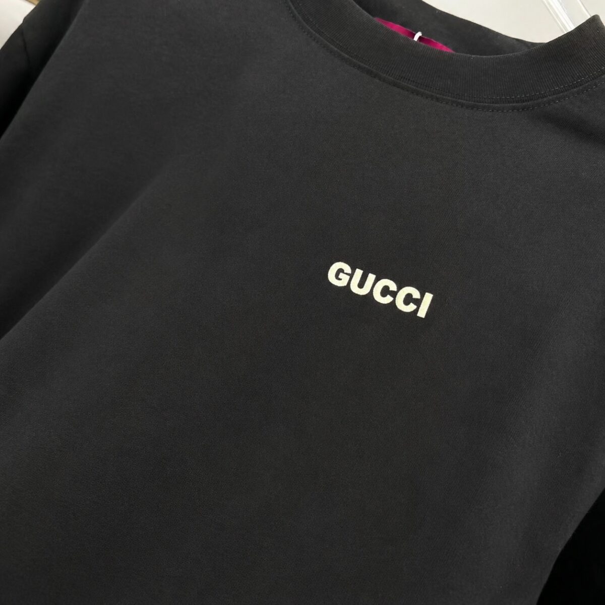P75 gucc*古奇小logo刺绣 《区别通货面料》双纱纯棉上衣 7a抗菌短袖tee 上身十分舒适，男女同款半袖，落肩宽松版型 颜色: 黑色 白色 咖啡色 尺码：S（90-130斤） M（125-150斤） L（135-165斤） XL（160-190斤） XXL（185-220斤）