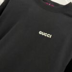 P75 gucc*古奇小logo刺绣 《区别通货面料》双纱纯棉上衣 7a抗菌短袖tee 上身十分舒适，男女同款半袖，落肩宽松版型 颜色: 黑色 白色 咖啡色 尺码：S（90-130斤） M（125-150斤） L（135-165斤） XL（160-190斤） XXL（185-220斤）