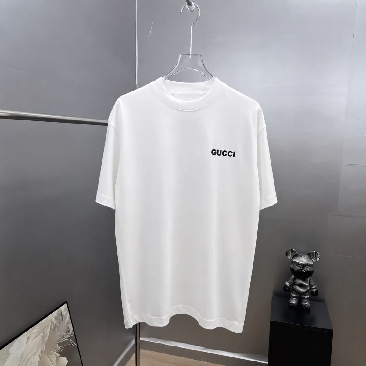P75 gucc*古奇小logo刺绣 《区别通货面料》双纱纯棉上衣 7a抗菌短袖tee 上身十分舒适，男女同款半袖，落肩宽松版型 颜色: 黑色 白色 咖啡色 尺码：S（90-130斤） M（125-150斤） L（135-165斤） XL（160-190斤） XXL（185-220斤）