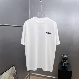 P75 gucc*古奇小logo刺绣 《区别通货面料》双纱纯棉上衣 7a抗菌短袖tee 上身十分舒适，男女同款半袖，落肩宽松版型 颜色: 黑色 白色 咖啡色 尺码：S（90-130斤） M（125-150斤） L（135-165斤） XL（160-190斤） XXL（185-220斤）