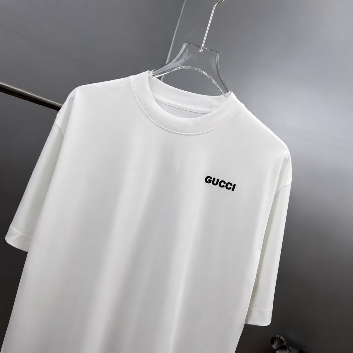 P75 gucc*古奇小logo刺绣 《区别通货面料》双纱纯棉上衣 7a抗菌短袖tee 上身十分舒适，男女同款半袖，落肩宽松版型 颜色: 黑色 白色 咖啡色 尺码：S（90-130斤） M（125-150斤） L（135-165斤） XL（160-190斤） XXL（185-220斤）