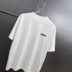 P75 gucc*古奇小logo刺绣 《区别通货面料》双纱纯棉上衣 7a抗菌短袖tee 上身十分舒适，男女同款半袖，落肩宽松版型 颜色: 黑色 白色 咖啡色 尺码：S（90-130斤） M（125-150斤） L（135-165斤） XL（160-190斤） XXL（185-220斤）