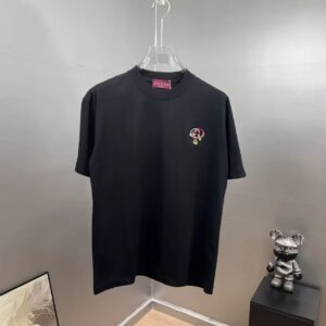 P75 gucc～ 古奇*刺绣logo 《区别通货面料》双纱纯棉，短袖tee 上身十分舒适，男女同款半袖，落肩宽松版型 颜色: 黑色 白色 咖啡色 尺码：S（90-130斤） M（125-150斤） L（135-165斤） XL（160-190斤） XXL（185-220斤）