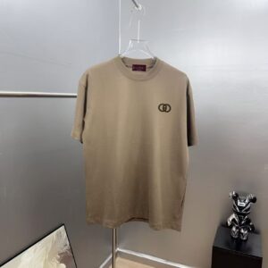 P75 gucc～ 古奇双色logo刺绣 《区别通货面料》7a抗菌短袖tee 负离子上身十分舒适，男女同款半袖，落肩宽松版型 颜色: 黑色 白色 咖啡色 尺码：S（90-130斤） M（125-150斤） L（135-165斤） XL（160-190斤） XXL（185-220斤）