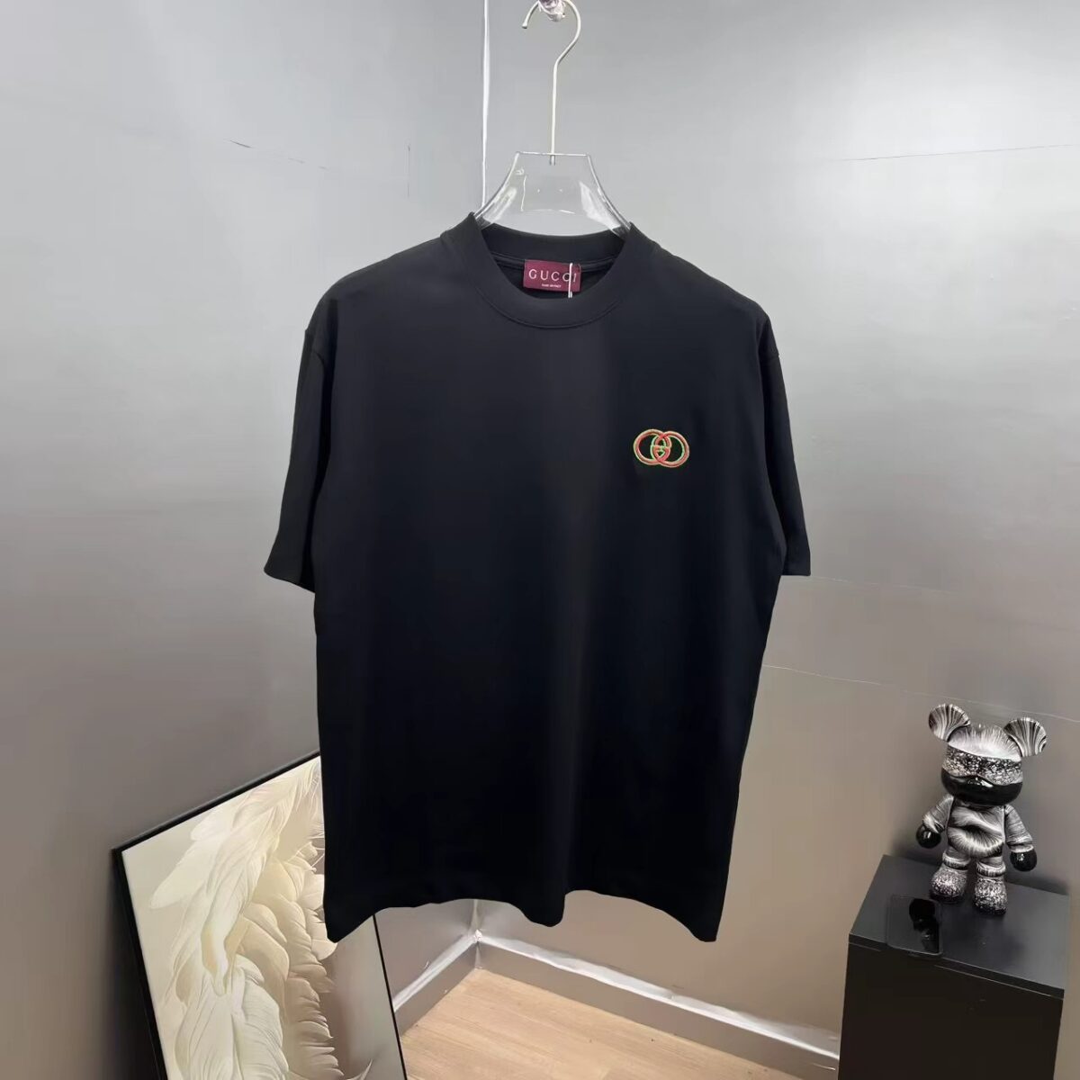 P75 gucc～ 古奇双色logo刺绣 《区别通货面料》7a抗菌短袖tee 负离子上身十分舒适，男女同款半袖，落肩宽松版型 颜色: 黑色 白色 咖啡色 尺码：S（90-130斤） M（125-150斤） L（135-165斤） XL（160-190斤） XXL（185-220斤）