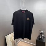 P75 gucc～ 古奇双色logo刺绣 《区别通货面料》7a抗菌短袖tee 负离子上身十分舒适，男女同款半袖，落肩宽松版型 颜色: 黑色 白色 咖啡色 尺码：S（90-130斤） M（125-150斤） L（135-165斤） XL（160-190斤） XXL（185-220斤）