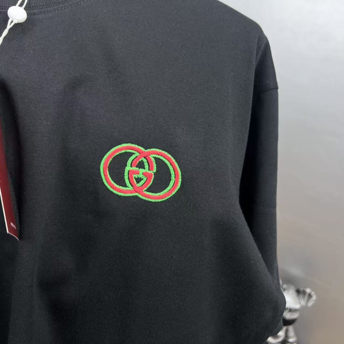 P75 gucc～ 古奇双色logo刺绣 《区别通货面料》7a抗菌短袖tee 负离子上身十分舒适，男女同款半袖，落肩宽松版型 颜色: 黑色 白色 咖啡色 尺码：S（90-130斤） M（125-150斤） L（135-165斤） XL（160-190斤） XXL（185-220斤）