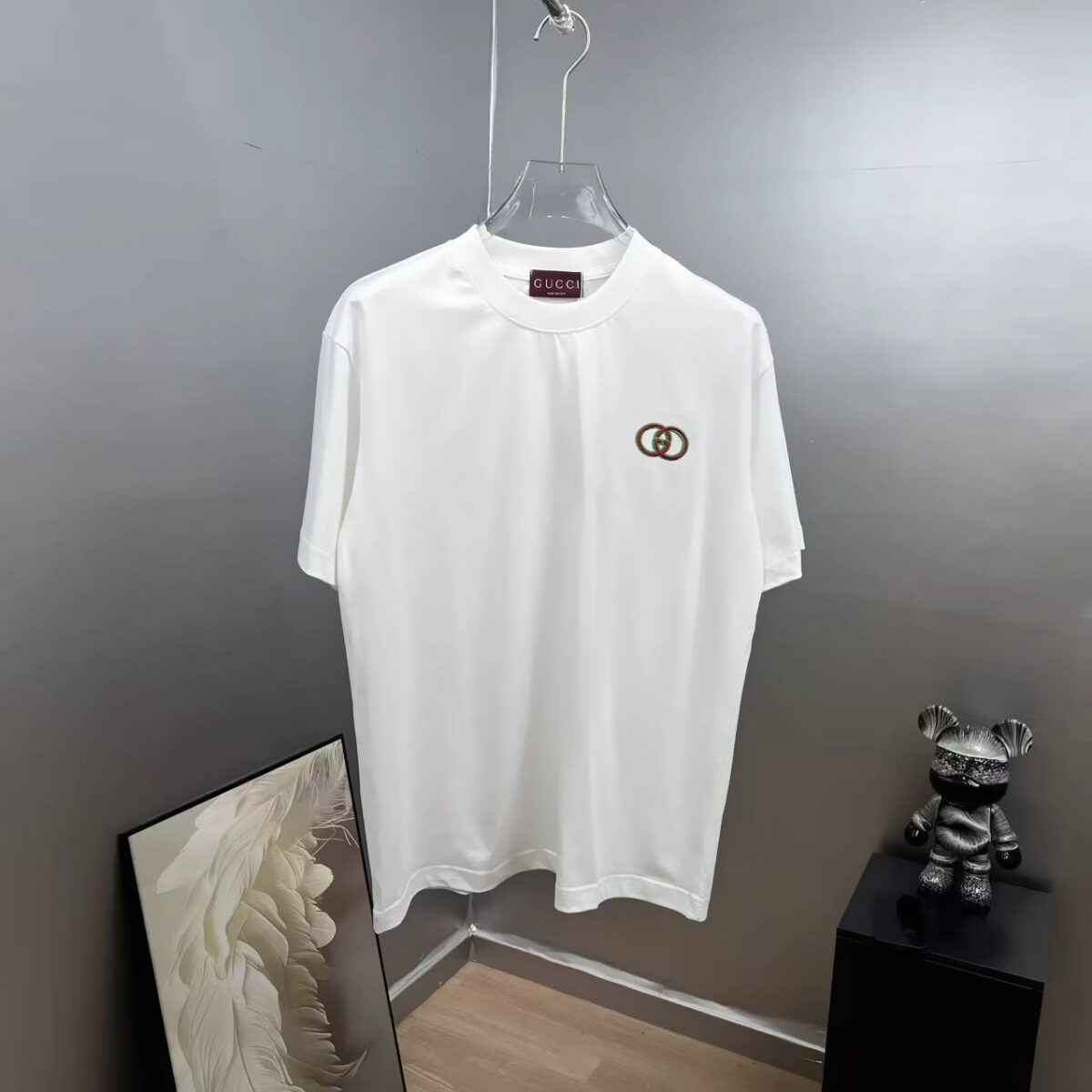 P75 gucc～ 古奇双色logo刺绣 《区别通货面料》7a抗菌短袖tee 负离子上身十分舒适，男女同款半袖，落肩宽松版型 颜色: 黑色 白色 咖啡色 尺码：S（90-130斤） M（125-150斤） L（135-165斤） XL（160-190斤） XXL（185-220斤）