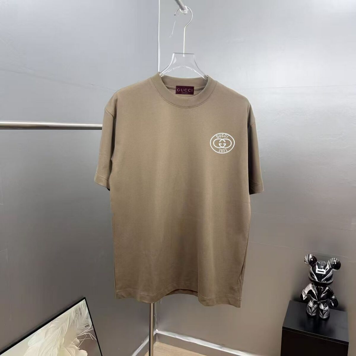 P75 gucc*古奇小logo刺绣 《区别通货面料》双纱纯棉上衣 7a抗菌短袖tee 上身十分舒适，男女同款半袖，落肩宽松版型 颜色: 黑色 白色 咖啡色 尺码：S（90-130斤） M（125-150斤） L（135-165斤） XL（160-190斤） XXL（185-220斤）