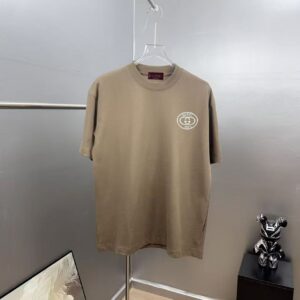 P75 gucc*古奇小logo刺绣 《区别通货面料》双纱纯棉上衣 7a抗菌短袖tee 上身十分舒适，男女同款半袖，落肩宽松版型 颜色: 黑色 白色 咖啡色 尺码：S（90-130斤） M（125-150斤） L（135-165斤） XL（160-190斤） XXL（185-220斤）