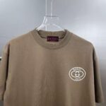 P75 gucc*古奇小logo刺绣 《区别通货面料》双纱纯棉上衣 7a抗菌短袖tee 上身十分舒适，男女同款半袖，落肩宽松版型 颜色: 黑色 白色 咖啡色 尺码：S（90-130斤） M（125-150斤） L（135-165斤） XL（160-190斤） XXL（185-220斤）