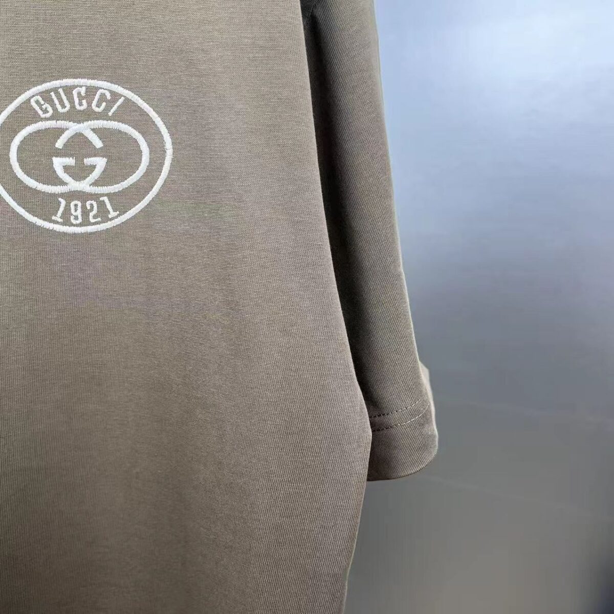 P75 gucc*古奇小logo刺绣 《区别通货面料》双纱纯棉上衣 7a抗菌短袖tee 上身十分舒适，男女同款半袖，落肩宽松版型 颜色: 黑色 白色 咖啡色 尺码：S（90-130斤） M（125-150斤） L（135-165斤） XL（160-190斤） XXL（185-220斤）