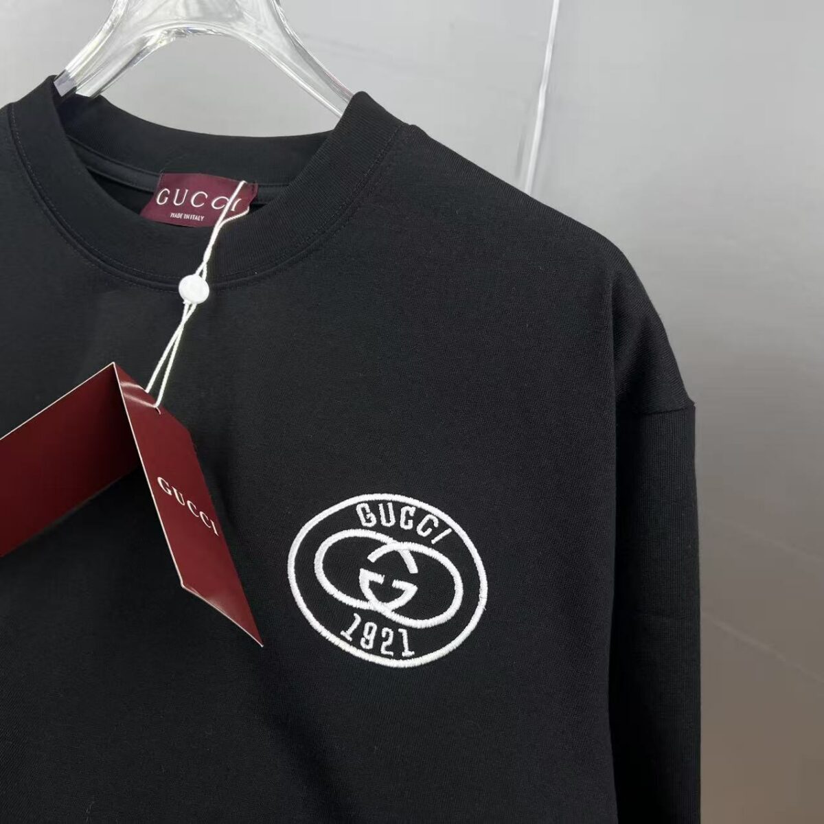 P75 gucc*古奇小logo刺绣 《区别通货面料》双纱纯棉上衣 7a抗菌短袖tee 上身十分舒适，男女同款半袖，落肩宽松版型 颜色: 黑色 白色 咖啡色 尺码：S（90-130斤） M（125-150斤） L（135-165斤） XL（160-190斤） XXL（185-220斤）