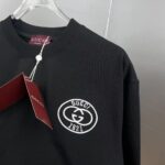 P75 gucc*古奇小logo刺绣 《区别通货面料》双纱纯棉上衣 7a抗菌短袖tee 上身十分舒适，男女同款半袖，落肩宽松版型 颜色: 黑色 白色 咖啡色 尺码：S（90-130斤） M（125-150斤） L（135-165斤） XL（160-190斤） XXL（185-220斤）
