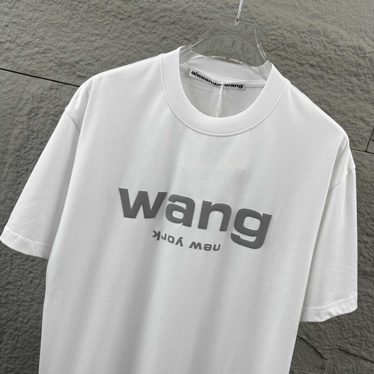 weigou_211144_2_d1f4683415 P75 亚力山大*王Alexand* 2026 春夏新款 经典wang前后字母发泡工艺 定制双纱平纹纯棉面料 短袖T恤 男女同款 颜色:黑色 白色 尺码: S (90-130斤) M (120-150斤) L (140-165斤) XL (160-180斤) XXL (180-210斤)