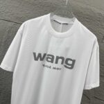 weigou_211144_2_d1f4683415 P75 亚力山大*王Alexand* 2026 春夏新款 经典wang前后字母发泡工艺 定制双纱平纹纯棉面料 短袖T恤 男女同款 颜色:黑色 白色 尺码: S (90-130斤) M (120-150斤) L (140-165斤) XL (160-180斤) XXL (180-210斤)