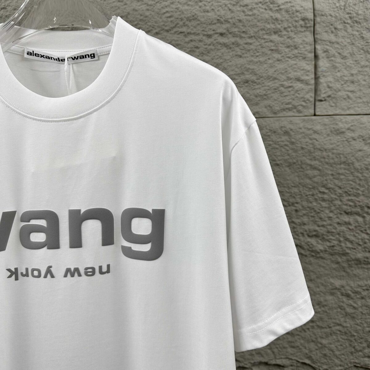 weigou_211144_4_7d6e984ad6 P75 亚力山大*王Alexand* 2026 春夏新款 经典wang前后字母发泡工艺 定制双纱平纹纯棉面料 短袖T恤 男女同款 颜色:黑色 白色 尺码: S (90-130斤) M (120-150斤) L (140-165斤) XL (160-180斤) XXL (180-210斤)