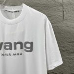 weigou_211144_4_7d6e984ad6 P75 亚力山大*王Alexand* 2026 春夏新款 经典wang前后字母发泡工艺 定制双纱平纹纯棉面料 短袖T恤 男女同款 颜色:黑色 白色 尺码: S (90-130斤) M (120-150斤) L (140-165斤) XL (160-180斤) XXL (180-210斤)