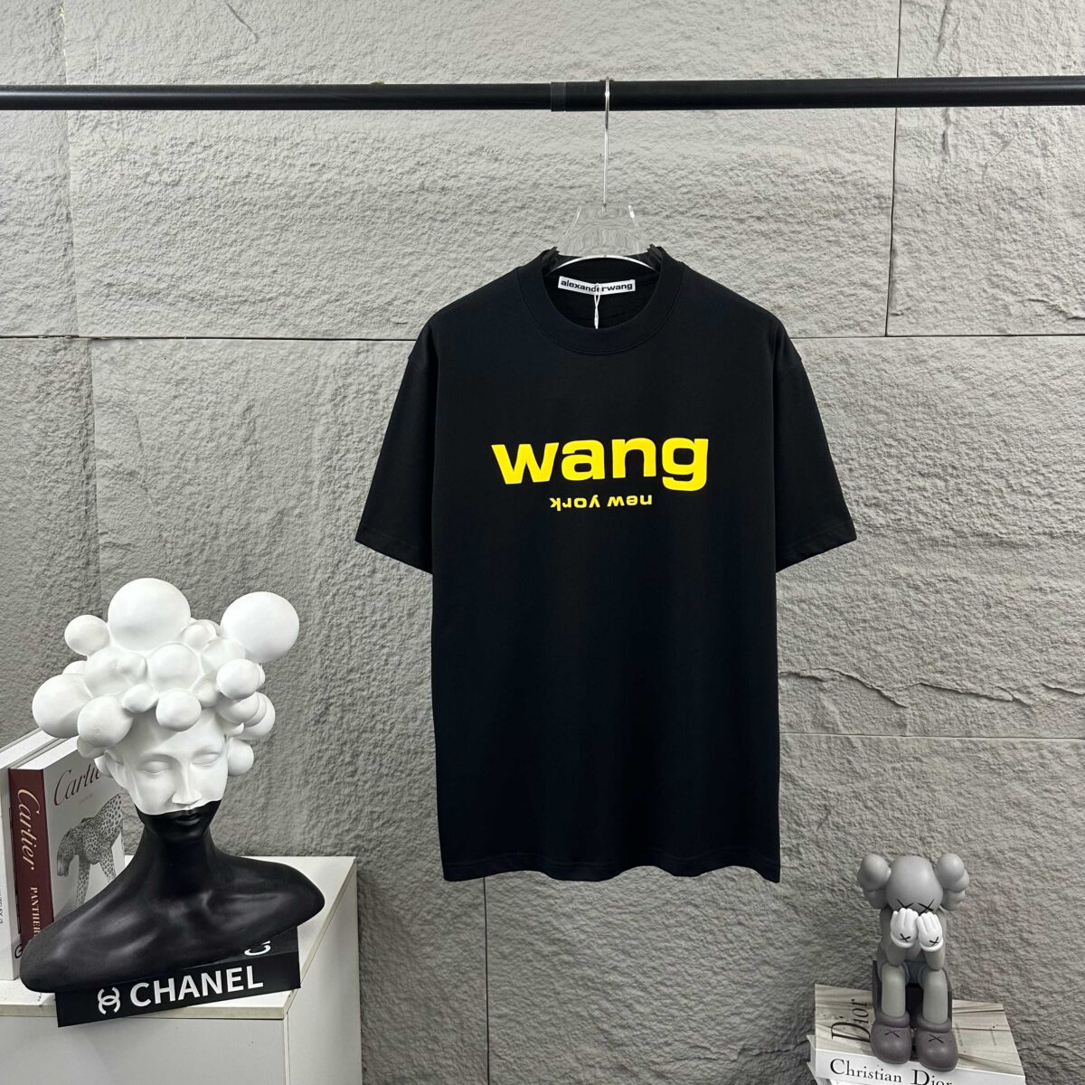weigou_211229_0_f160a0cd13 P75 亚力山大*王Alexand* 2026 春夏新款 经典wang前后字母发泡工艺 定制双纱平纹纯棉面料 短袖T恤 男女同款 颜色:黑色 白色 尺码: S (90-130斤) M (120-150斤) L (140-165斤) XL (160-180斤) XXL (180-210斤)