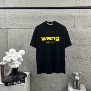 weigou_211229_0_f160a0cd13 P75 亚力山大*王Alexand* 2026 春夏新款 经典wang前后字母发泡工艺 定制双纱平纹纯棉面料 短袖T恤 男女同款 颜色:黑色 白色 尺码: S (90-130斤) M (120-150斤) L (140-165斤) XL (160-180斤) XXL (180-210斤)