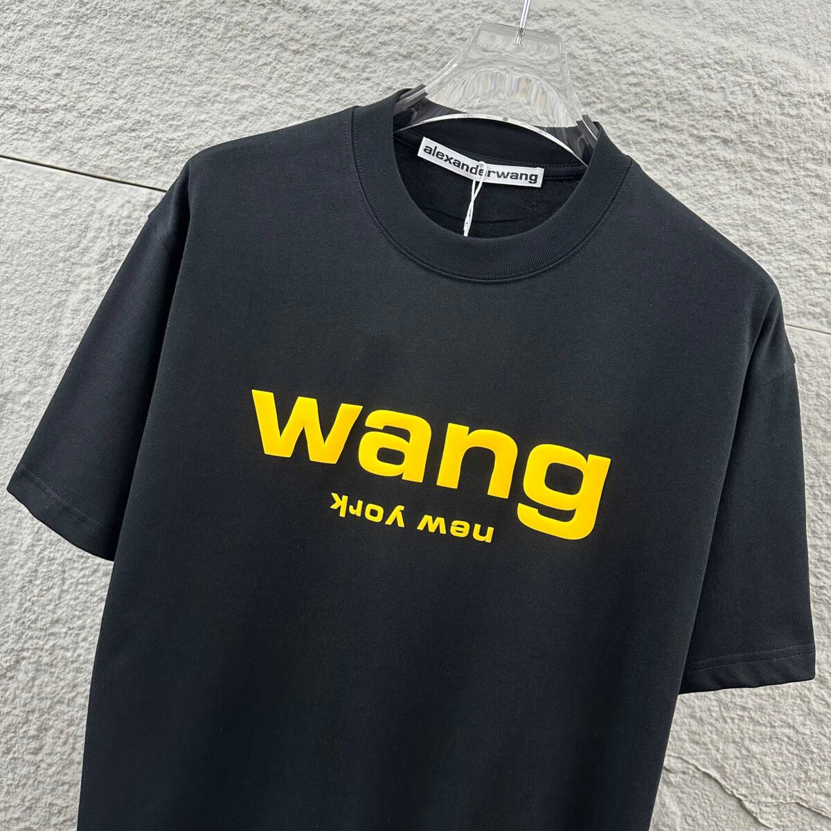 weigou_211229_2_0d30f52dc9 P75 亚力山大*王Alexand* 2026 春夏新款 经典wang前后字母发泡工艺 定制双纱平纹纯棉面料 短袖T恤 男女同款 颜色:黑色 白色 尺码: S (90-130斤) M (120-150斤) L (140-165斤) XL (160-180斤) XXL (180-210斤)