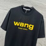 weigou_211229_2_0d30f52dc9 P75 亚力山大*王Alexand* 2026 春夏新款 经典wang前后字母发泡工艺 定制双纱平纹纯棉面料 短袖T恤 男女同款 颜色:黑色 白色 尺码: S (90-130斤) M (120-150斤) L (140-165斤) XL (160-180斤) XXL (180-210斤)