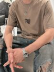 P75 alaxander wang/大王刺绣字母 《区别通货面料》7a抗菌短袖tee 上身十分舒适，男女同款半袖，落肩宽松版型 颜色: 黑色 白色 咖啡色 尺码：S（90-130斤） M（125-150斤） L（135-165斤） XL（160-190斤） XXL（185-220斤）