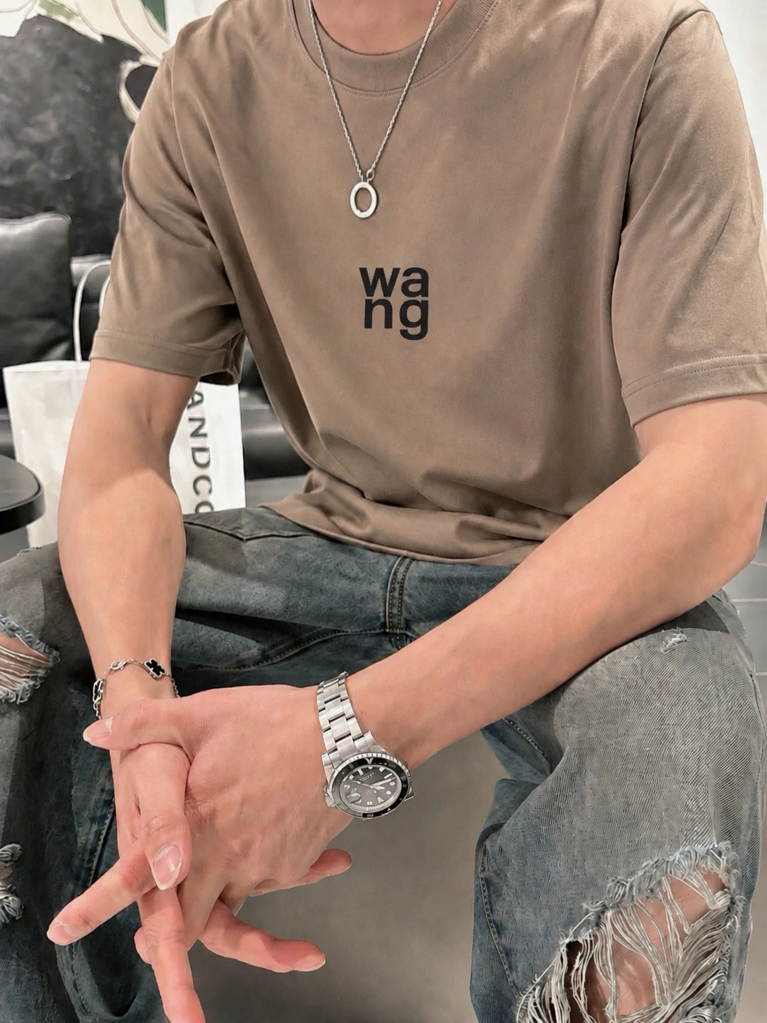P75 alaxander wang/大王刺绣字母 《区别通货面料》7a抗菌短袖tee 上身十分舒适，男女同款半袖，落肩宽松版型 颜色: 黑色 白色 咖啡色 尺码：S（90-130斤） M（125-150斤） L（135-165斤） XL（160-190斤） XXL（185-220斤）