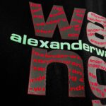 P85 亚历*山大*王*alexander* 2026春夏新款 独家高端wang字母立体佳胶工艺 短袖T恤 定制双纱平纹纯棉面料 男女同款 颜色：黑色 白色 尺码： S （90-130斤） M （120-150斤） L （140-165斤） XL （160-180斤） XXL （180-210斤）