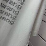 P85 亚历山大*王*alexander* 2026春夏新款 wang字母 烫钻工艺 短袖T恤 定制双纱平纹纯棉面料 男女同款 颜色：洗水深黑色 洗水白 洗水灰 洗水褐色 洗水红 尺码： S （90-130斤） M （120-150斤） L （140-165斤） XL （160-180斤） XXL （180-210斤）