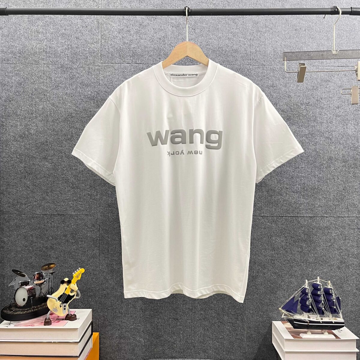 weigou_211687_1_7838075a6c P80 亚力*山大*王*Alexan* 2026春夏新款 经典wang字母发泡工艺 双纱定制平纹纯棉面料 短袖T恤 男女同款 颜色:黑色 白色 尺码: S (90-130斤) M (120-150斤) L (140-165斤) XL (160-180斤) XXL (180-210斤)