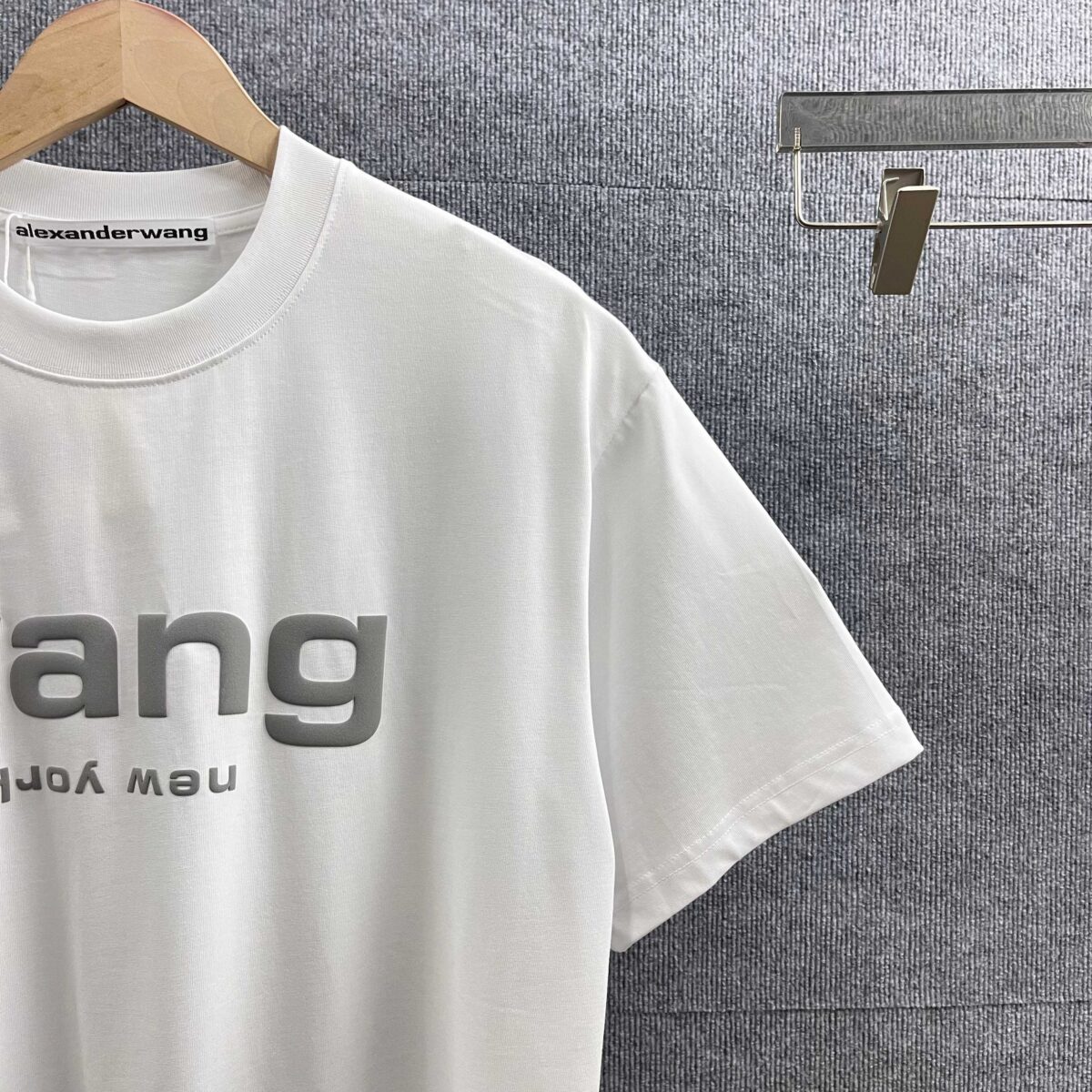 weigou_211687_3_4b2c04c32f P80 亚力*山大*王*Alexan* 2026春夏新款 经典wang字母发泡工艺 双纱定制平纹纯棉面料 短袖T恤 男女同款 颜色:黑色 白色 尺码: S (90-130斤) M (120-150斤) L (140-165斤) XL (160-180斤) XXL (180-210斤)