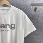 weigou_211687_3_4b2c04c32f P80 亚力*山大*王*Alexan* 2026春夏新款 经典wang字母发泡工艺 双纱定制平纹纯棉面料 短袖T恤 男女同款 颜色:黑色 白色 尺码: S (90-130斤) M (120-150斤) L (140-165斤) XL (160-180斤) XXL (180-210斤)