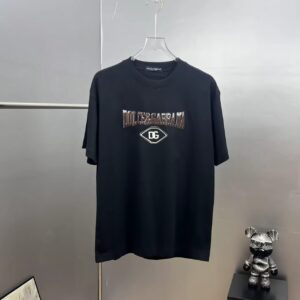 P80 dg～ 杜嘉厚板滴胶字母 《区别通货面料》双纱纯棉，紧密纱线短袖tee 上身十分舒适，男女同款半袖，落肩宽松版型 颜色: 黑色 白色 咖啡色 尺码：S（90-130斤） M（125-150斤） L（135-165斤） XL（160-190斤） XXL（185-220斤