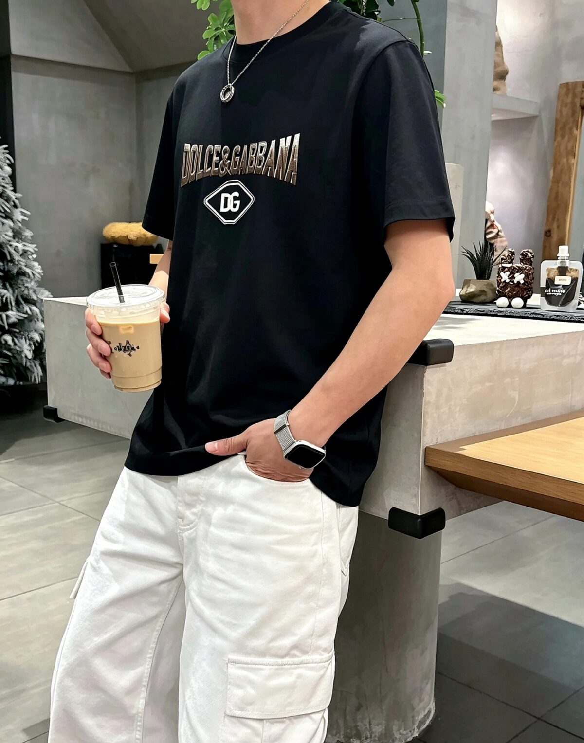 weigou_211746_8_8a2c523cd3 P80 dg~ 杜嘉厚板滴胶字母 《区别通货面料》双纱纯棉,紧密纱线短袖tee 上身十分舒适,男女同款半袖,落肩宽松版型 颜色: 黑色 白色 咖啡色 尺码:S(90-130斤) M(125-150斤) L(135-165斤) XL(160-190斤) XXL(185-220斤