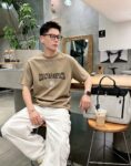 P80 dg～ 杜嘉厚板滴胶字母 《区别通货面料》双纱纯棉，紧密纱线短袖tee 上身十分舒适，男女同款半袖，落肩宽松版型 颜色: 黑色 白色 咖啡色 尺码：S（90-130斤） M（125-150斤） L（135-165斤） XL（160-190斤） XXL（185-220斤