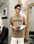 P80 dg～ 杜嘉厚板滴胶字母 《区别通货面料》双纱纯棉，紧密纱线短袖tee 上身十分舒适，男女同款半袖，落肩宽松版型 颜色: 黑色 白色 咖啡色 尺码：S（90-130斤） M（125-150斤） L（135-165斤） XL（160-190斤） XXL（185-220斤