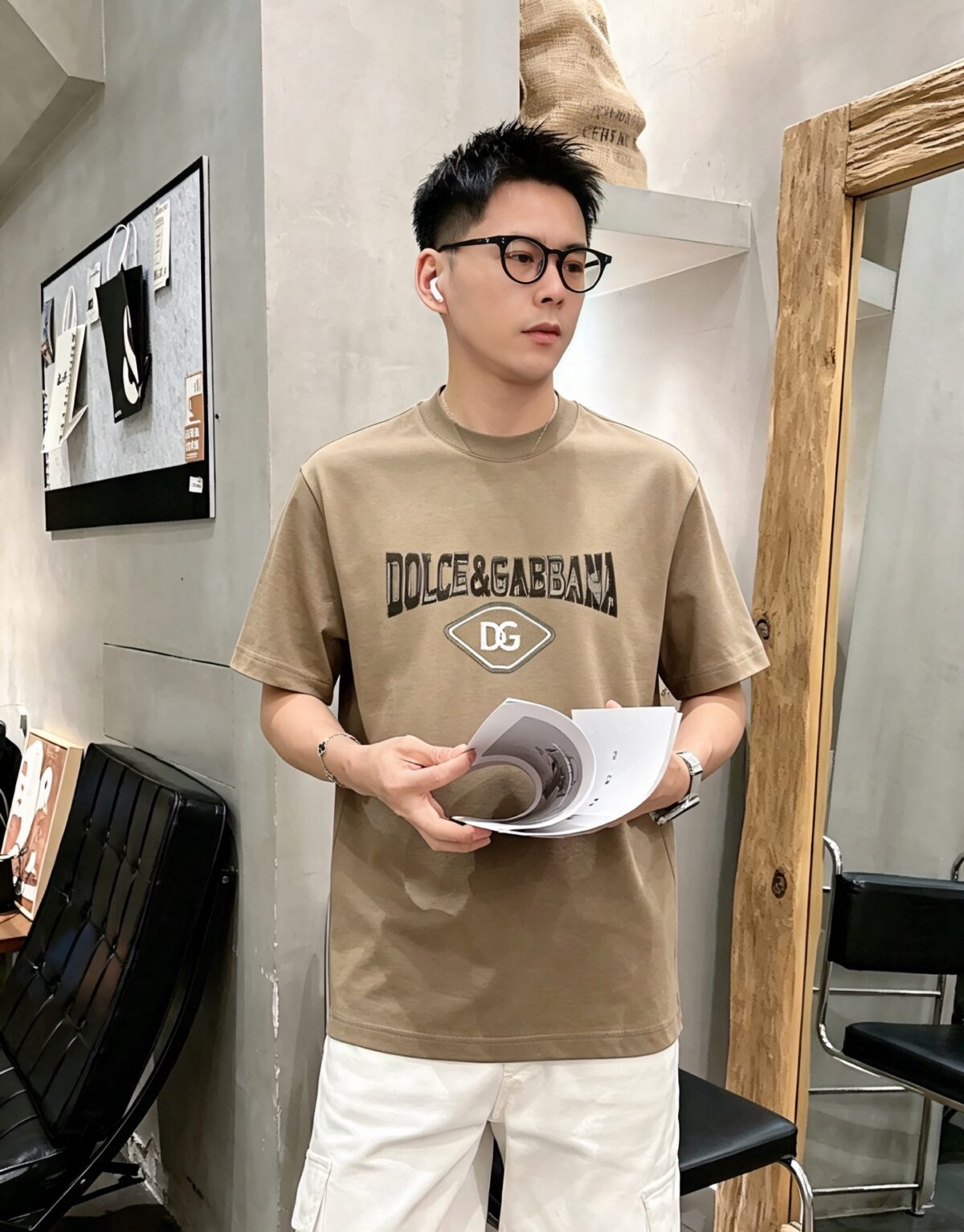 P80 dg～ 杜嘉厚板滴胶字母 《区别通货面料》双纱纯棉，紧密纱线短袖tee 上身十分舒适，男女同款半袖，落肩宽松版型 颜色: 黑色 白色 咖啡色 尺码：S（90-130斤） M（125-150斤） L（135-165斤） XL（160-190斤） XXL（185-220斤